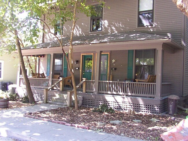 Primary Photo - 0516-518 S Woodlawn Avenue