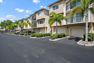 Building Photo - 800 Crestwood Ct S