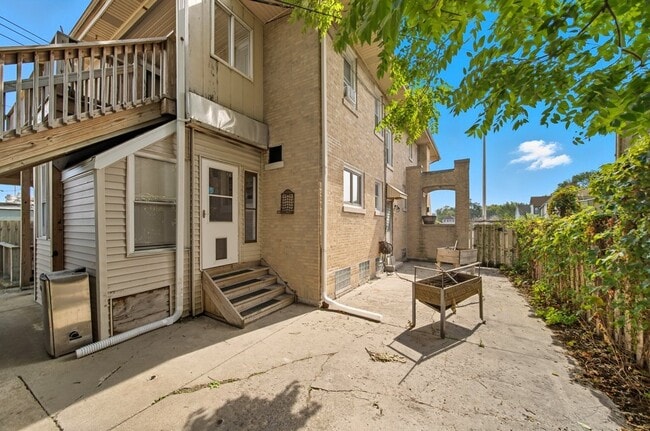Building Photo - 2418 Burr Oak Ave