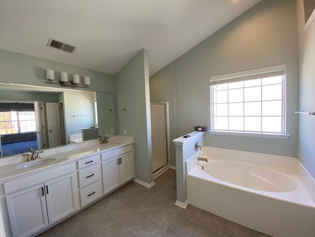 Building Photo - LEGEND OAKS DORCHESTER DISTRICT TWO SCHOOLS