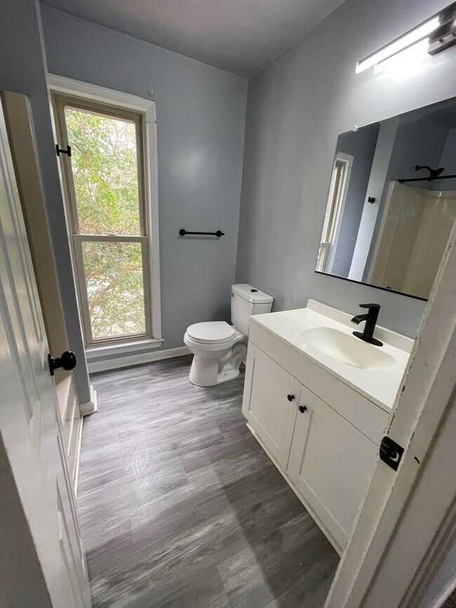 Building Photo - Updated 2 Bedroom Unit!