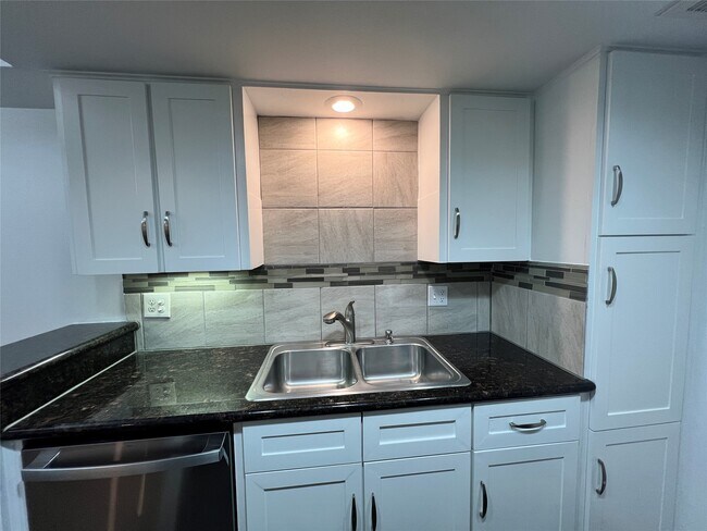 Building Photo - 855 Augusta Dr