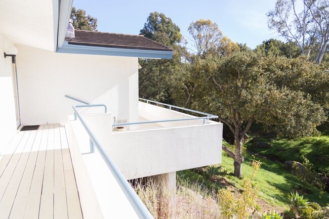 Building Photo - Well-Appointed Home in Desirable Mountain View School District