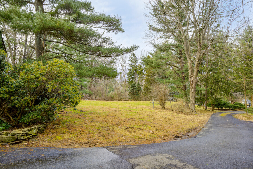 front yard and driveway - 34 Heather Ln