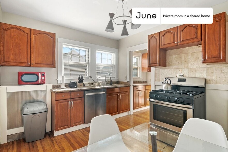 Building Photo - Room in Shared 5 bed/2 bath home