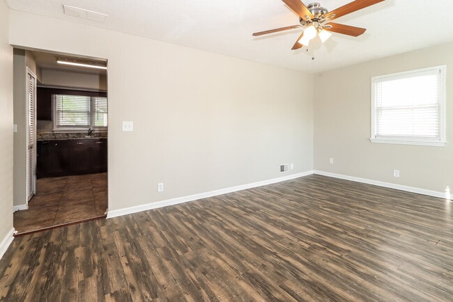 Building Photo - 819 Flicker Rd