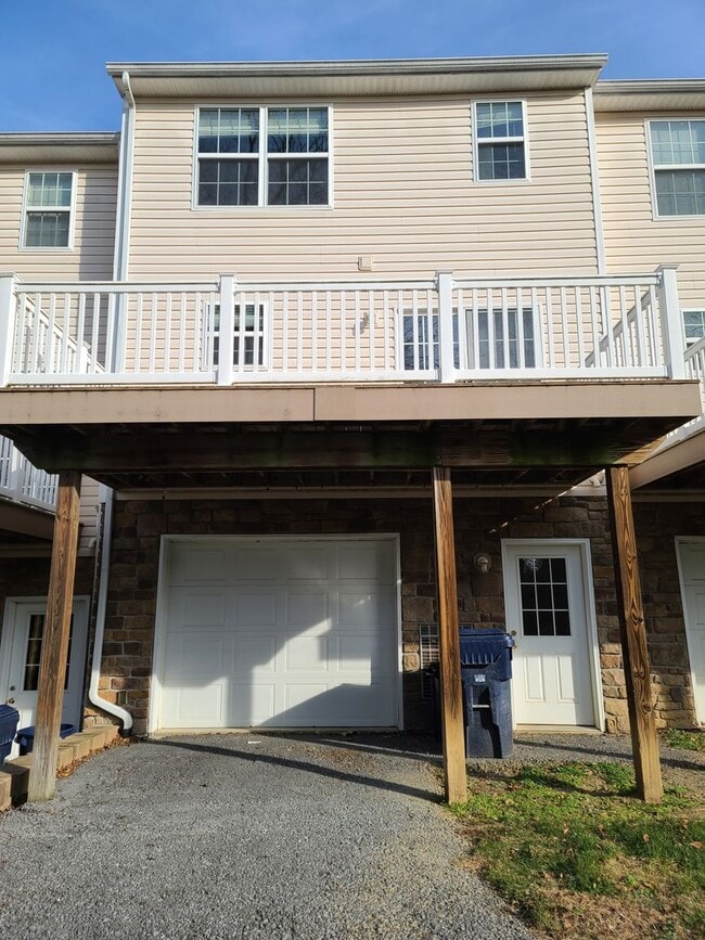 Building Photo - 3 Bedroom Townhome for Rent in Waynesboro