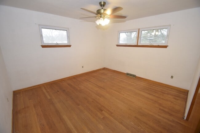 Building Photo - 3 bed / 3 bath Home for Rent in Hobart