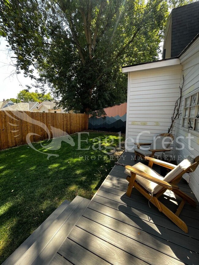 Building Photo - A Timeless & Elegant 2 Bedroom 1 Bathroom Single Family Home