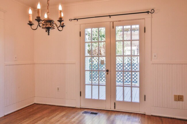 Building Photo - Gorgeous Vintage Home in Downtown Langley with Detached Guest Studio!!