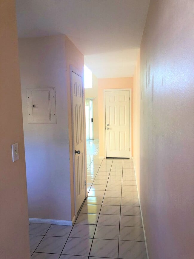 Building Photo - 2 Bedroom 2 Bath Town Home