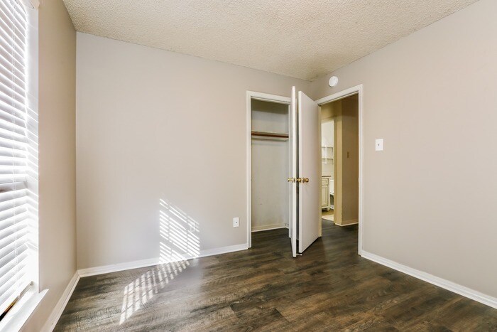 Building Photo - 511 Sanders Ln