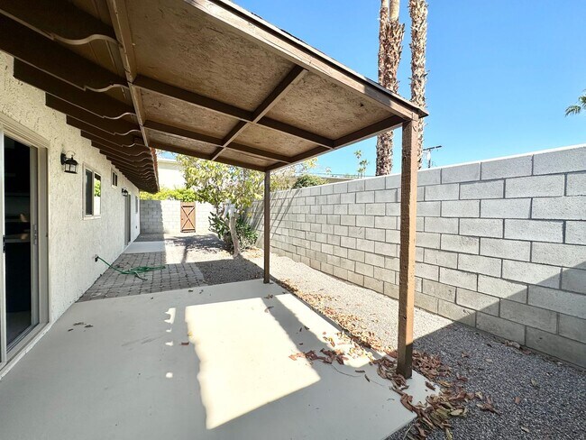 Building Photo - 561 Desert View Dr