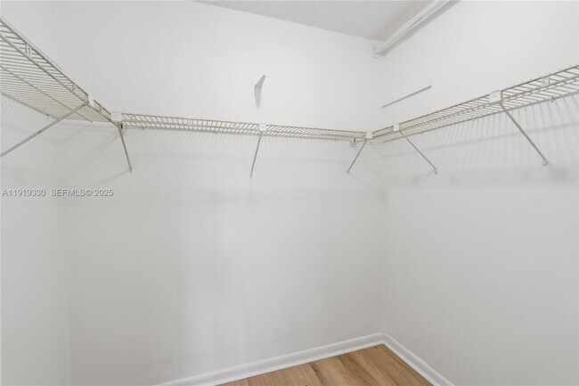 Building Photo - 4101 Pine Tree Dr