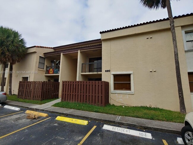 Building Photo - 690 W Park Dr