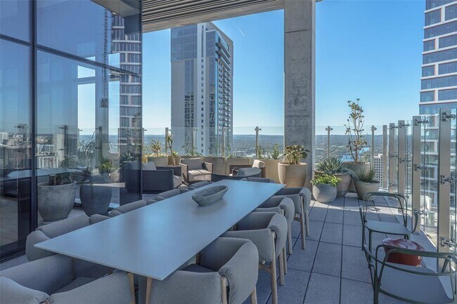 Building Photo - 610 Davis St