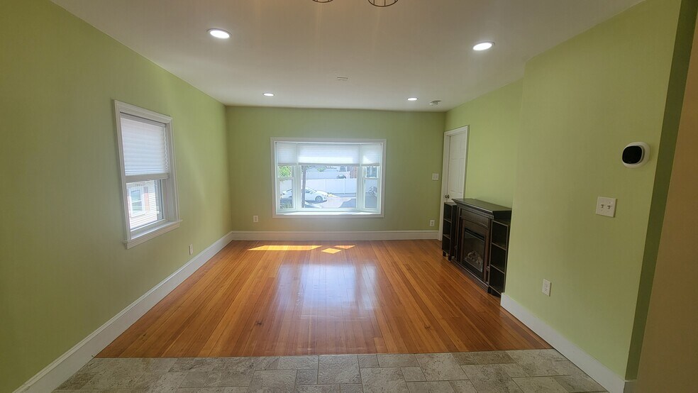 Building Photo - 54 Bolton St