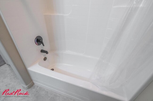 Building Photo - Charming 3 bedroom Townhome. 2 Community Pools!