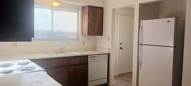 Building Photo - Roomiest Townhouse in All of Carson? Water...