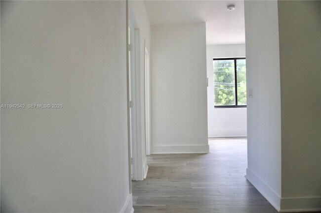 Building Photo - 337 SW 5th Ave