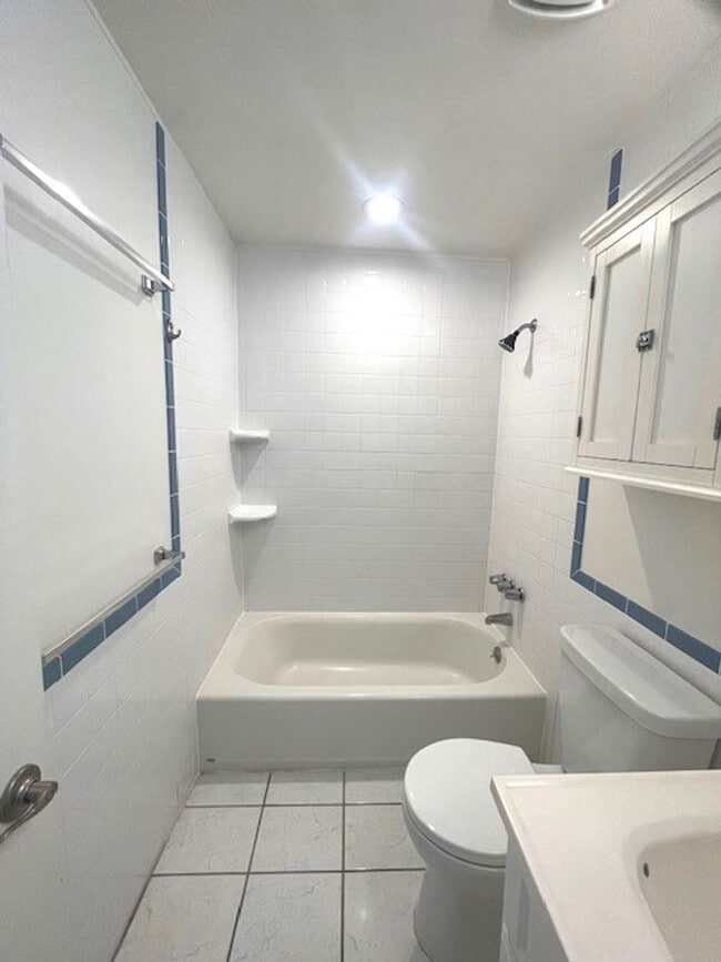 Building Photo - 4 bed/ 2 bath Townhome in Makakilo, Utilit...