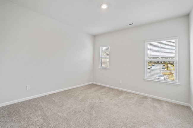 Building Photo - Like Brand New Luxury Townhome in Matthews!
