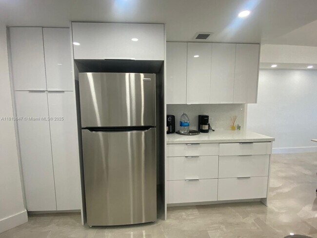 Building Photo - 825 Brickell Bay Dr
