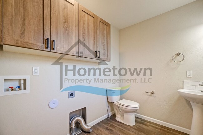 Building Photo - 2 Bedroom 2 Bath Home with Attached Garage...