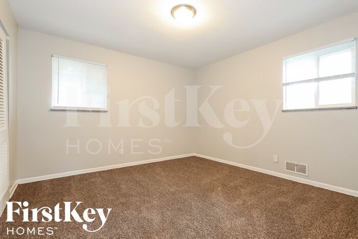 Building Photo - 5844 Sylvan Dr