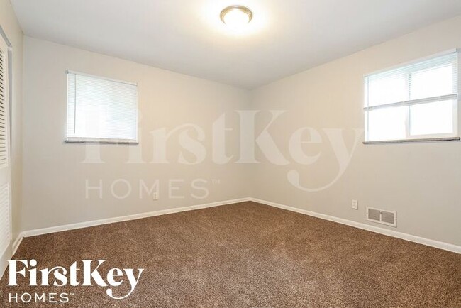 Building Photo - 5844 Sylvan Dr