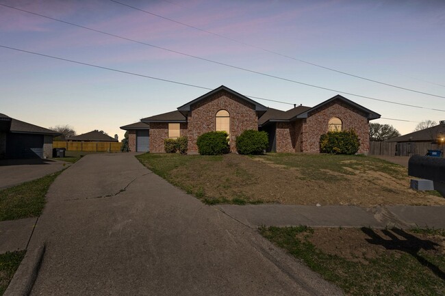 Building Photo - Great in Glenn Heights