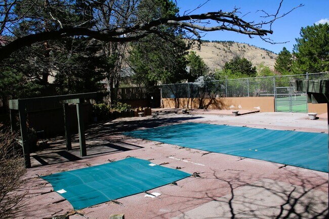 Building Photo - Sunlit and Stylish 3 Bedroom Townhouse by Wonderland Lake