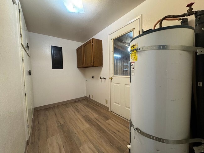 Building Photo - Large, fenced, sunny yard. 3/1.5 in  Azalea Hill location in McKinleyville