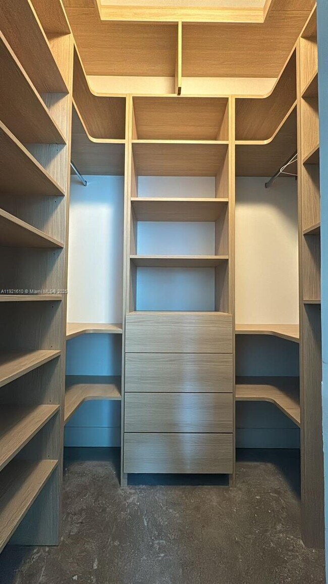 Building Photo - 1900 N Bayshore Dr