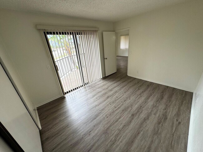Building Photo - Upgraded West Ventura Apartment with Balcony