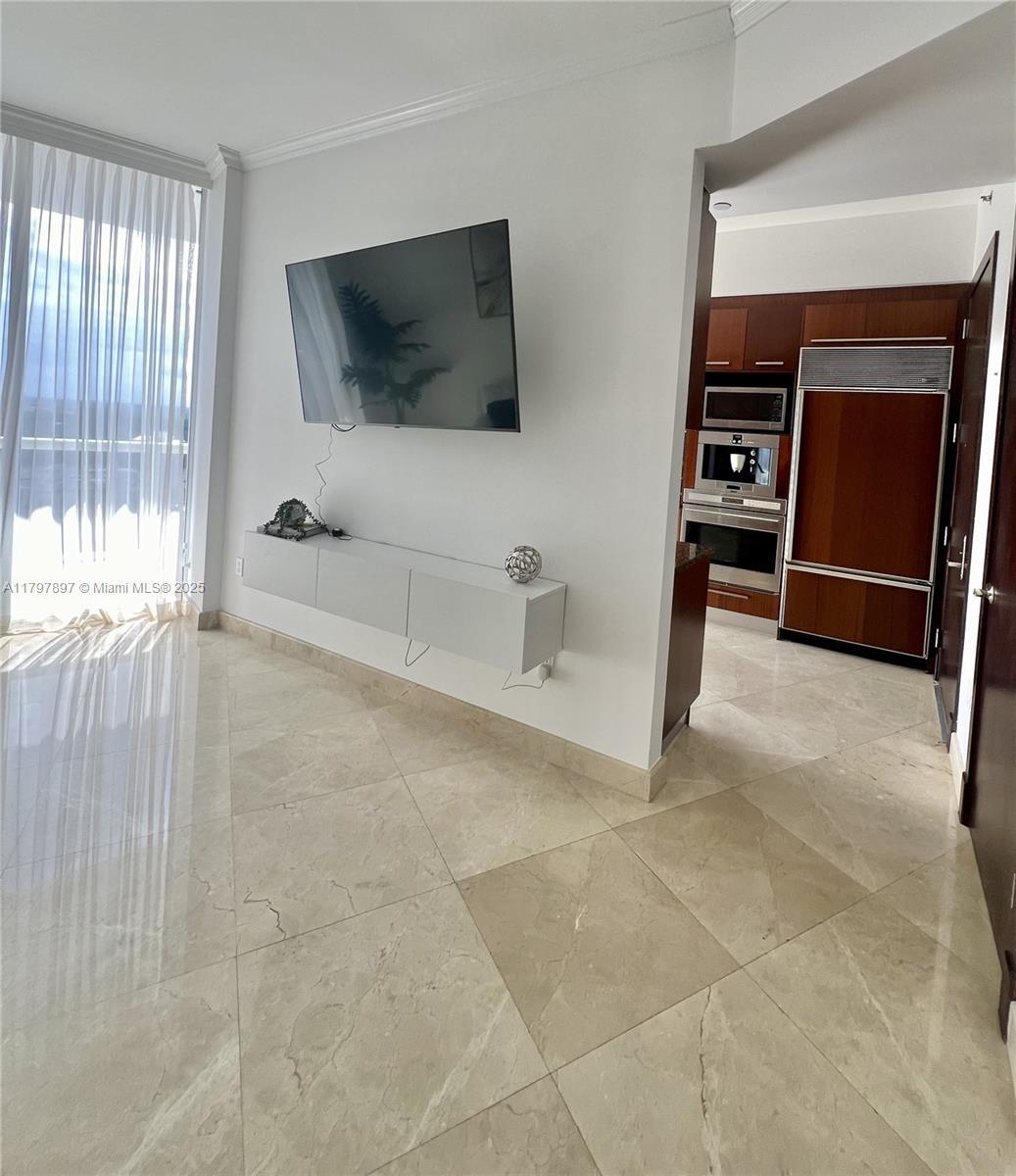 Building Photo - 15901 Collins Ave