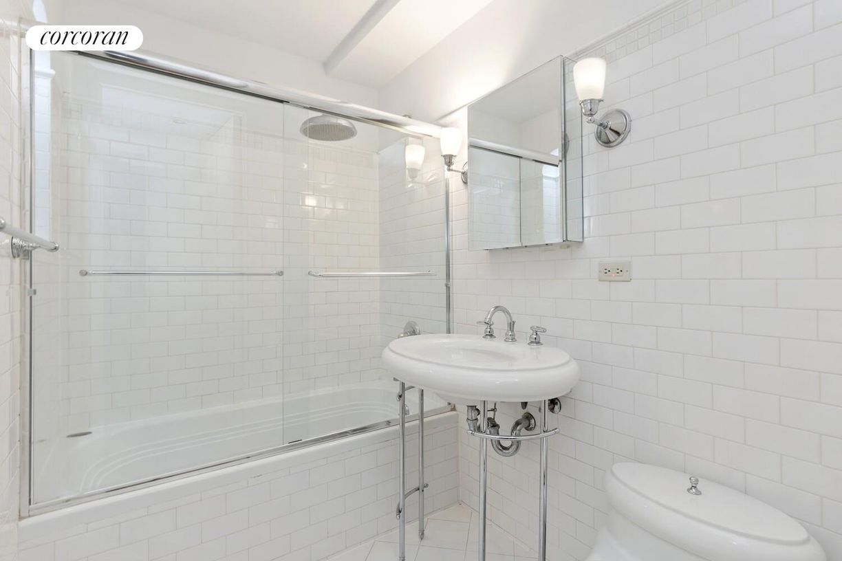 Building Photo - 24 W 45th St