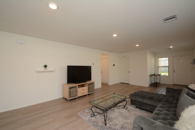 Building Photo - 379 Jewett Meadow Dr