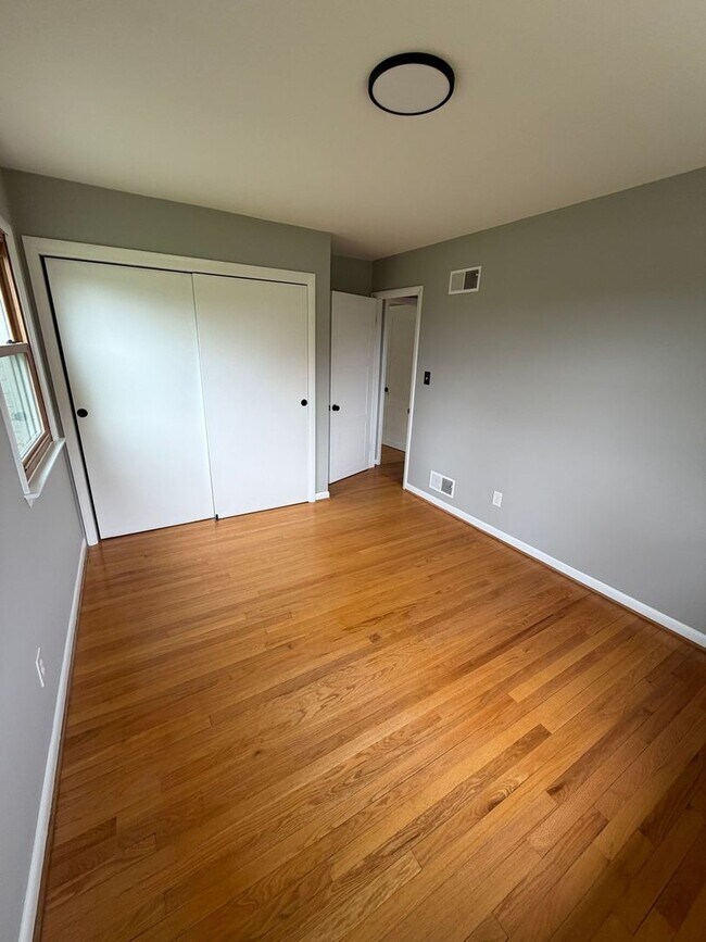Building Photo - 3 Bedroom Rancher-Country Setting