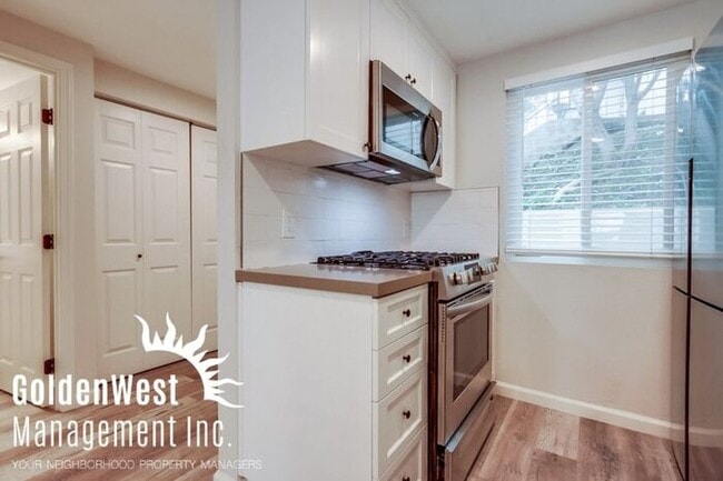 Building Photo - Stunning Two-Story 2Bdm 2.5Ba Townhome in ...