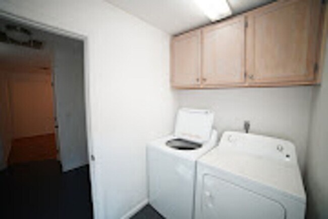 Building Photo - 2/2 with deck in Settlers Creek!