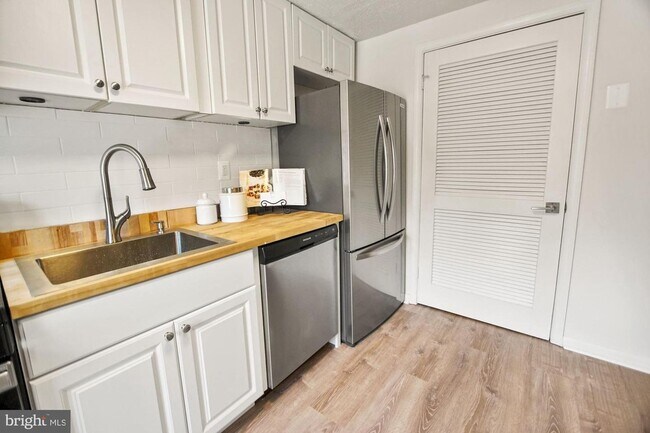 Kitchen Pic 3 - 1792 Dutch Village Dr