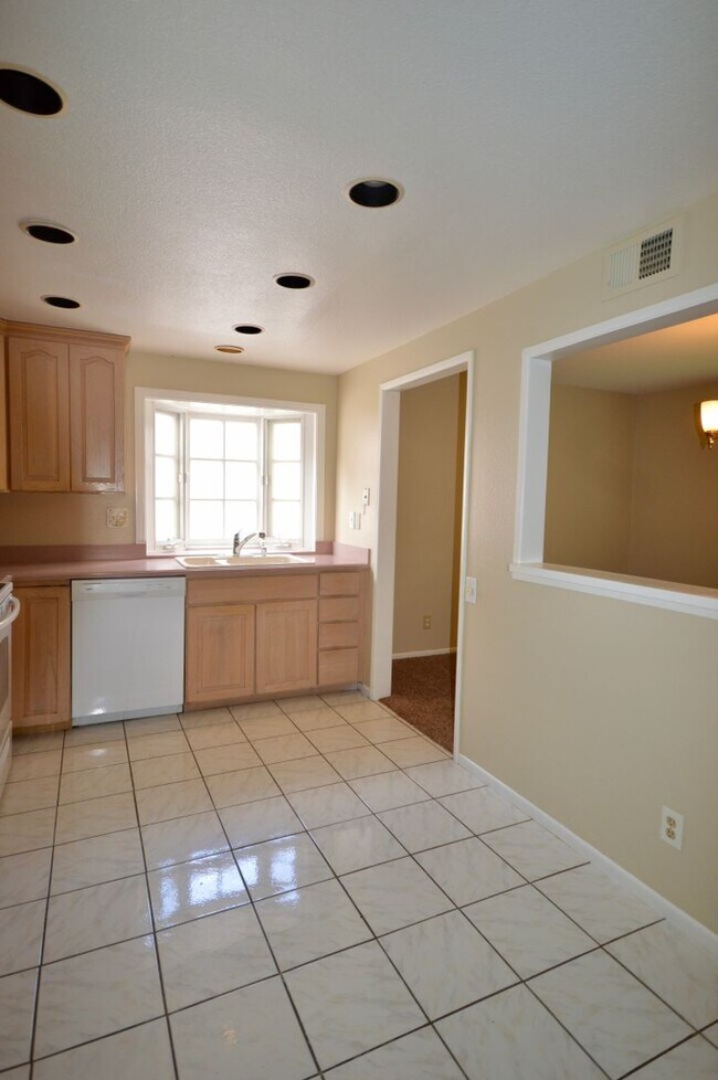 Building Photo - 2 Bedroom plus Den Home in 55+ Community i...