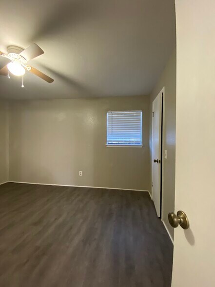 Building Photo - 1305 W Villa Maria Rd