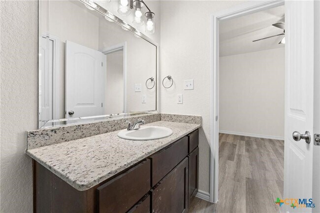 Building Photo - 122 Leon Ln