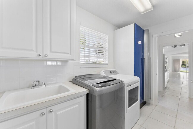 Building Photo - 8270 Eleuthera Ln