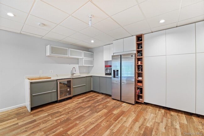 Building Photo - 2 Hudson St