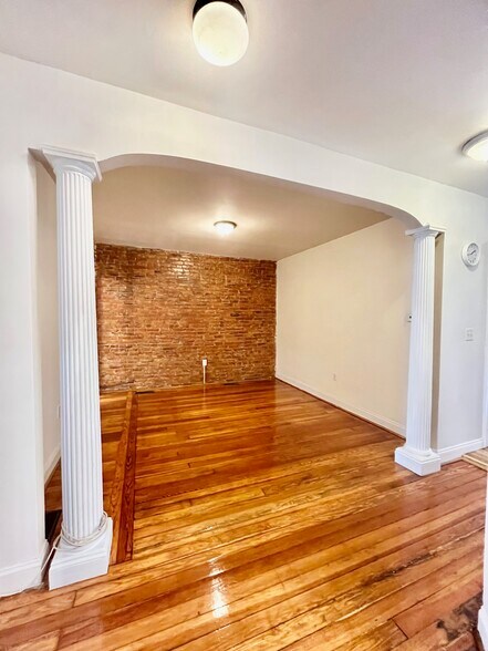 Building Photo - 35 Adamson St
