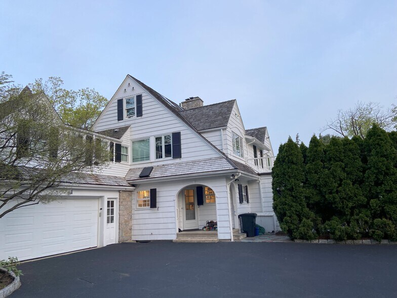 Garage and kitchen entrance - 18 Lincoln Ave