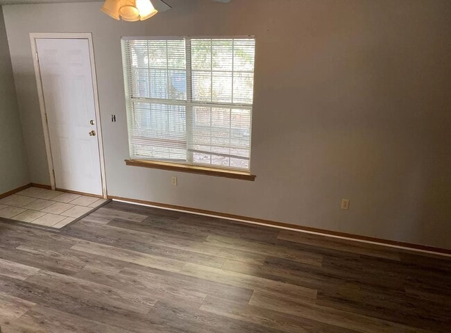Building Photo - 2 Bedroom / 1.5 Bathroom Townhouse w/ Fenc...